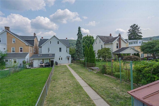 Building Photo - 1037 Seneca St