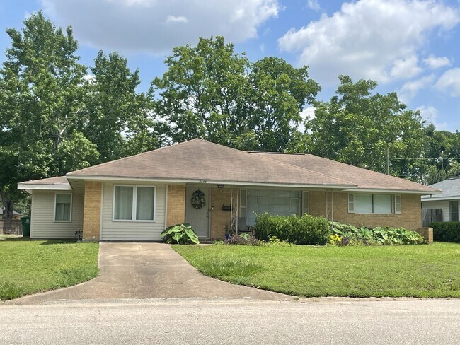 Primary Photo - 2114 Hewitt Dr