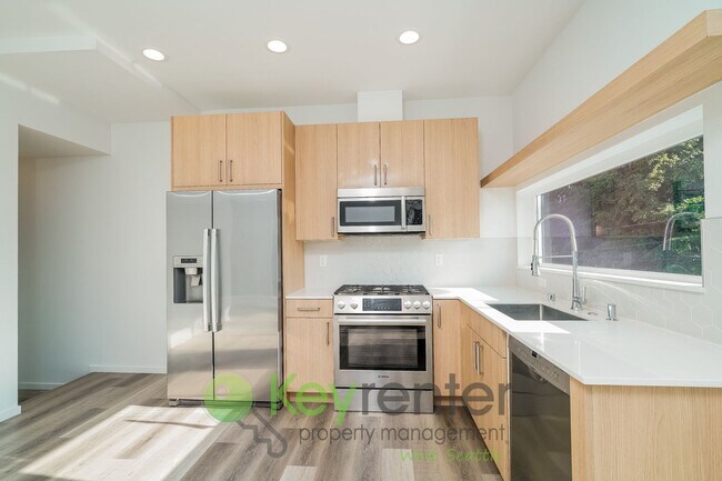 Building Photo - Skyline Chic: Modern Living with a Rooftop...