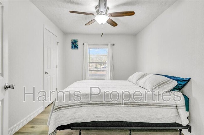 Building Photo - 185 Weiss Bluff Rd