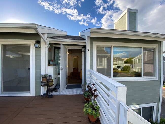 Building Photo - Stunning 3-bedroom, 2-bathroom coastal condo with Modern Custom Upgrades!