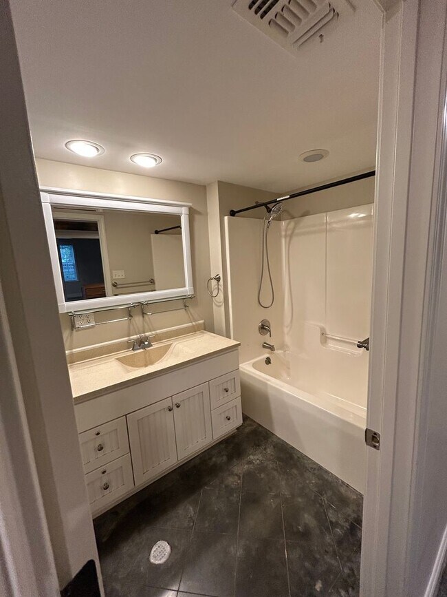 Building Photo - Beautiful apartment on parklike grounds