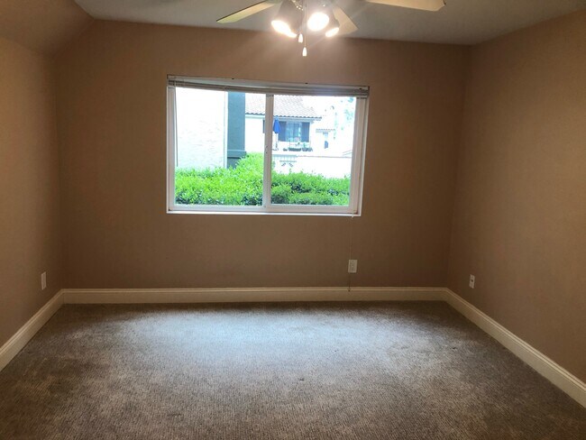 Building Photo - 7555 Charmant Dr