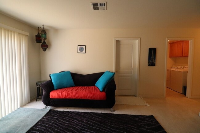 Building Photo - Great Shared Space For Rent