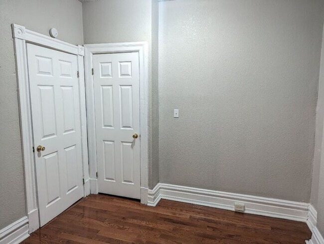 Building Photo - Beautiful 2 Bed 1 Bath Apartment with bonus room/office!