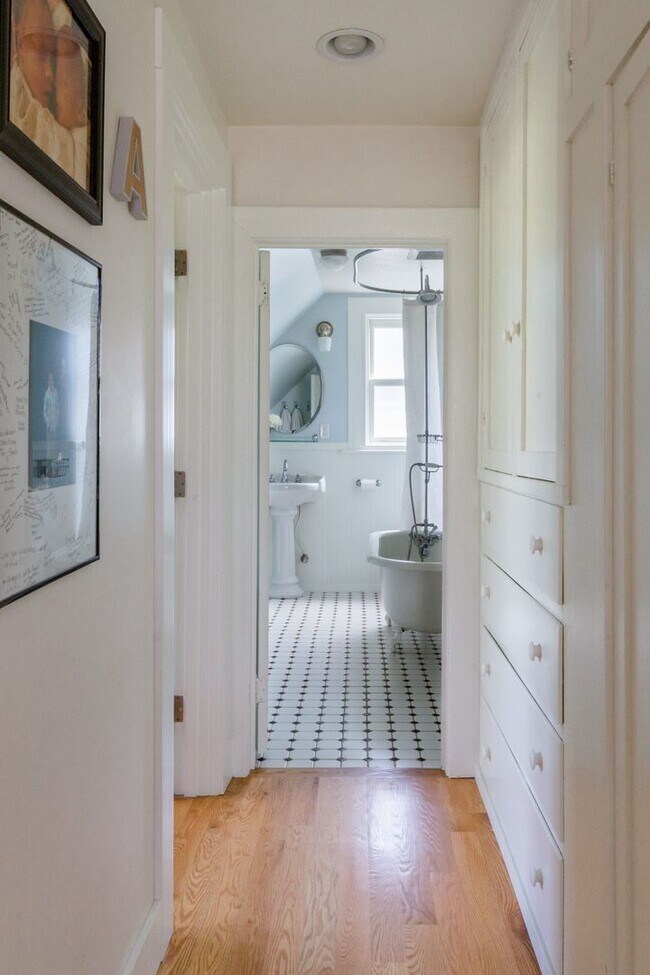 Building Photo - Madrona Home
