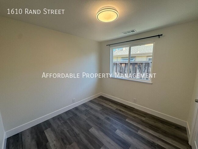 Building Photo - 1610 Rand St
