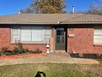 Building Photo - 3 Bedrooms + Office, 1 1/2 Baths in NW OKC...