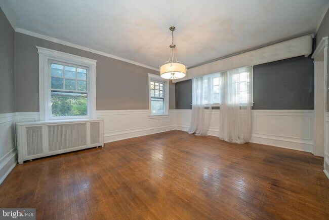 Building Photo - 709 E 20th St