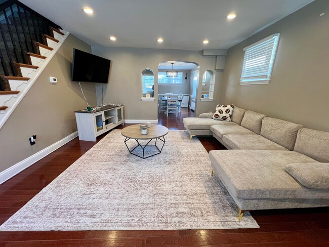 Building Photo - Stunning 3-Bed Twin Home in Lansdowne! Available May 1st!