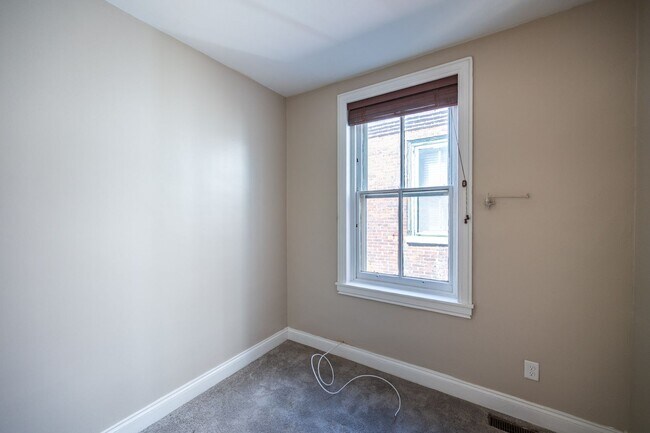 Building Photo - 206 S 43rd St