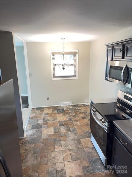 Building Photo - 2052 Syracuse Dr