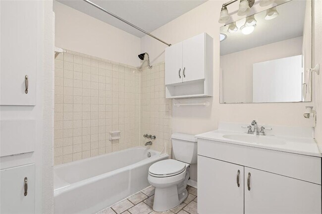 Building Photo - 2800 Westhill Dr