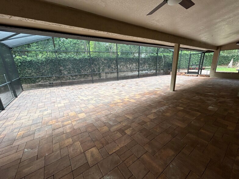 Building Photo - 942 Deerwood Loop