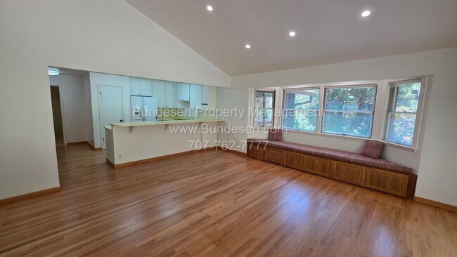 Building Photo - 5 Oak Forest Rd