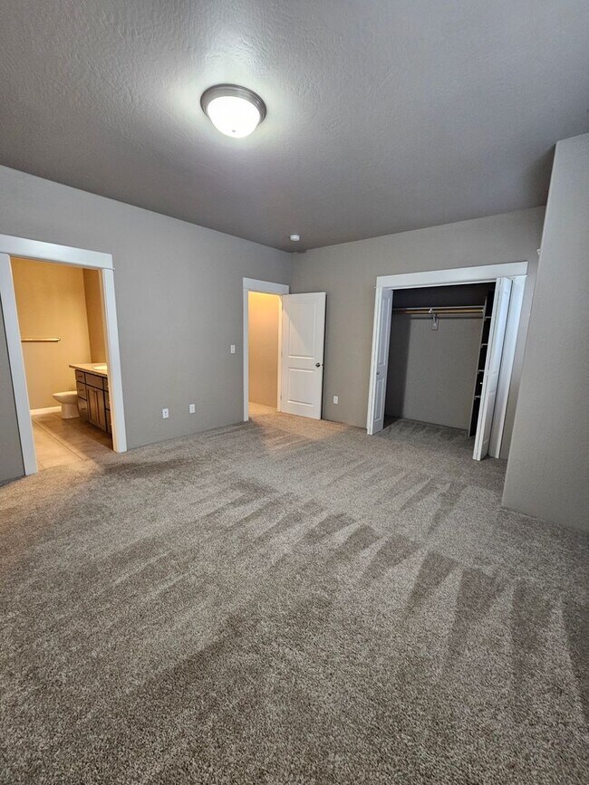 Building Photo - Beautiful Townhomes in East Medford