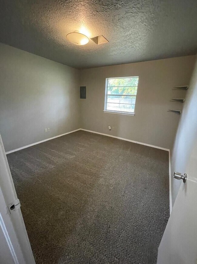Building Photo - 2 Bedroom Duplex Close to Campus