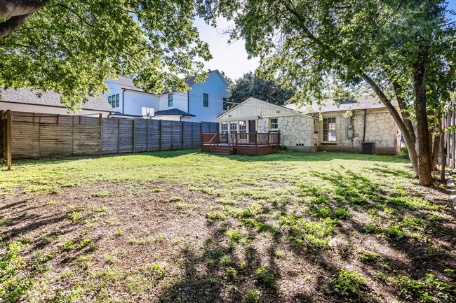 Building Photo - Austin Stone Cottage in Stonewall Park