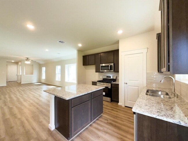 Building Photo - 40769 Mostyn Lake Dr