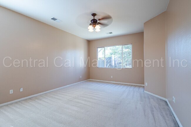 Building Photo - 3 Bedroom/2 Bath Home with an office and paid solar - $2695 per month!