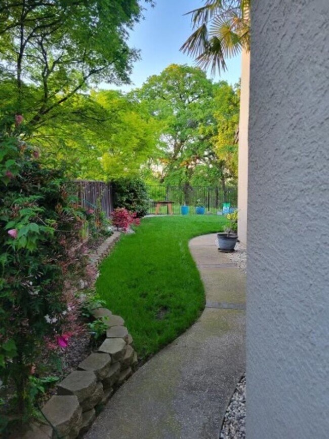 Building Photo - "Coveted Comfort: Spacious 4-Bed, 3-Bath H...