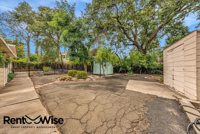 Building Photo - 2170 Clayton Dr