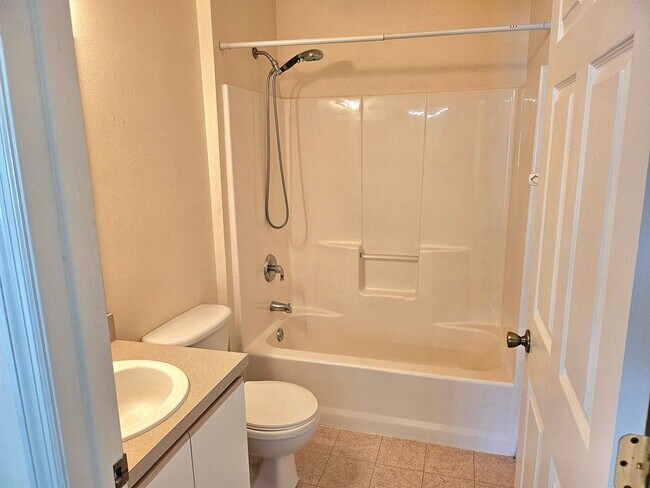 Building Photo - Newly renovated 3 bed, 2 bath home located minutes from Palm Coast dining, shopping, and the beach
