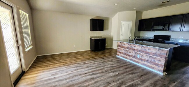 Building Photo - 702 Rd 5138