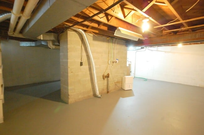 Building Photo - 3 Bedroom 2 Bathroom 2 Stall Attached Garage - Boone Iowa