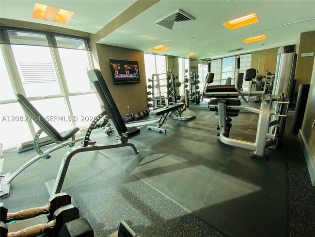 Building Photo - 950 Brickell Bay Dr