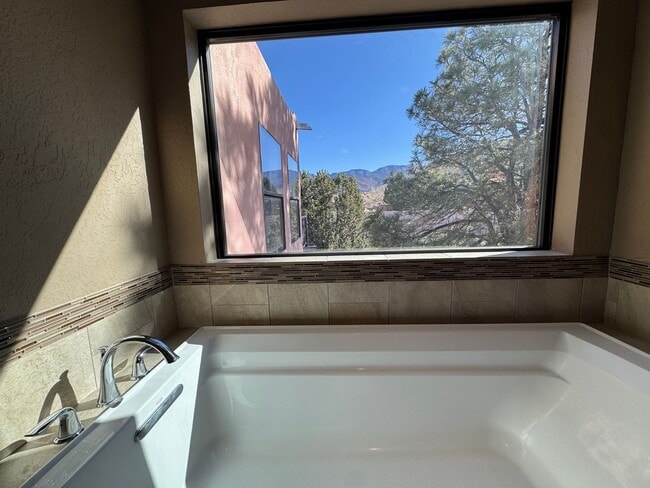 Building Photo - Glenwood Hills Luxury Home