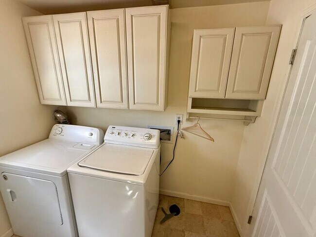 Building Photo - Gorgeous 4 Bed, 2 Bath Home in Central For...