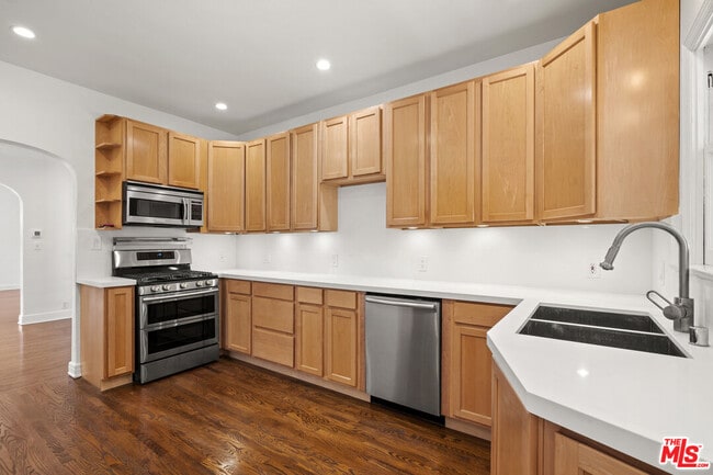 Building Photo - 448 Westmount Dr