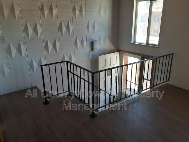 Building Photo - 1000 E Garfield St