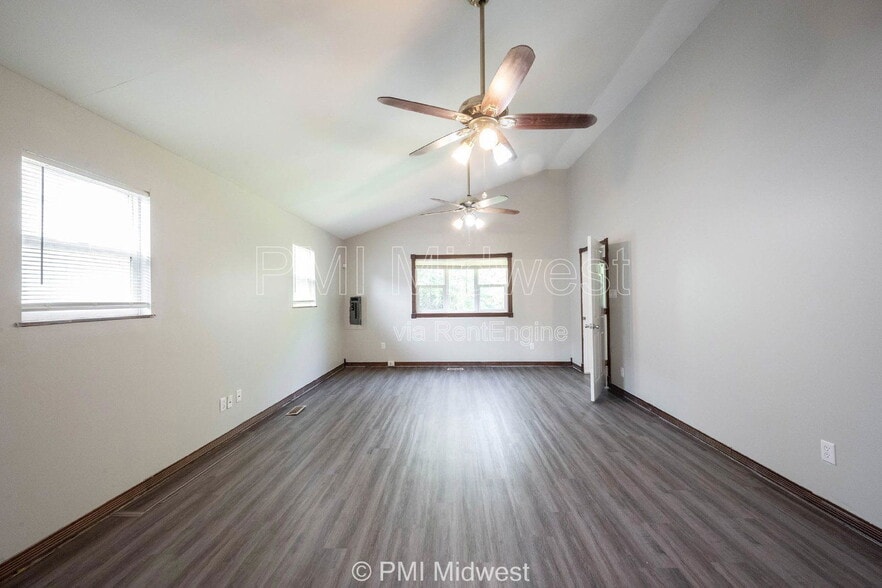 Building Photo - 3748 N Hawthorne Ln