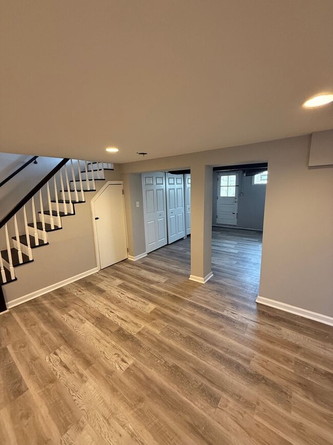 Building Photo - Updated Glen Oaks Townhome with Finished B...