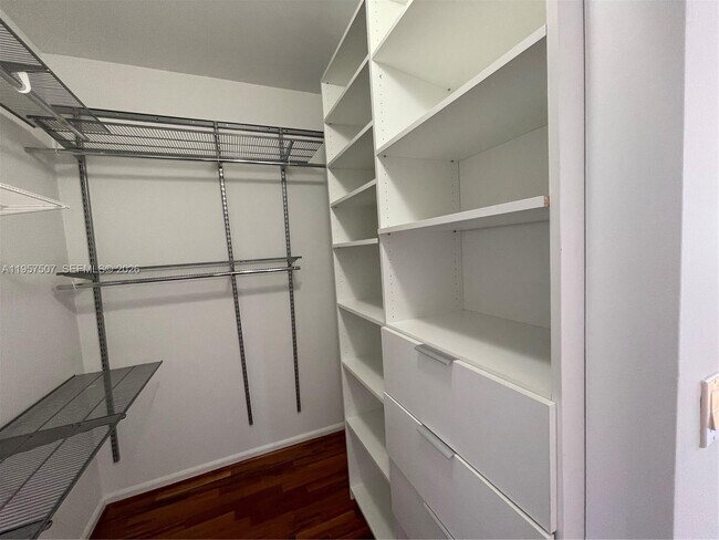 Building Photo - 801 Brickell Key Blvd