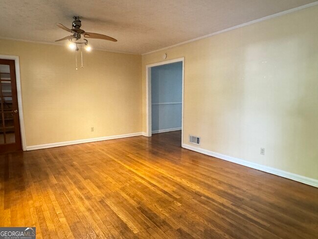 Building Photo - 222 Pineview Dr