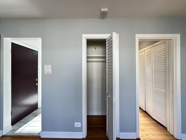 Building Photo - 6707 N California Ave