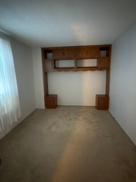 Bedroom - 128 E North St