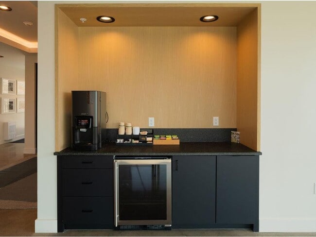 Building Photo - 2 West Dr