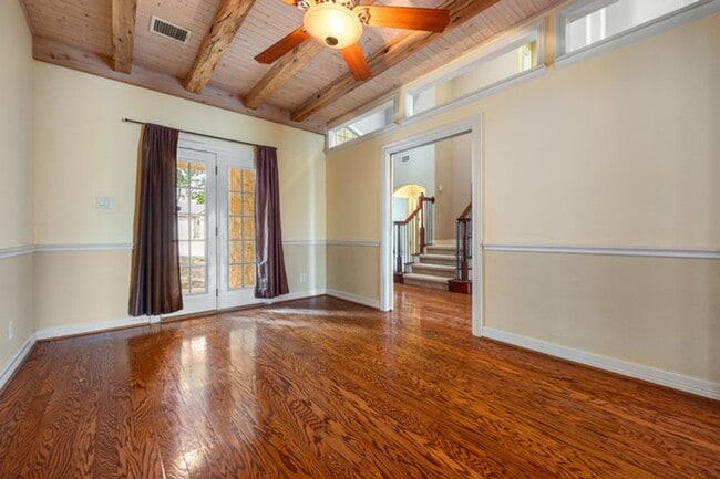 Building Photo - Spacious 2 Story 5 Bedroom , 4 full bathrooms located in Stone Oak!