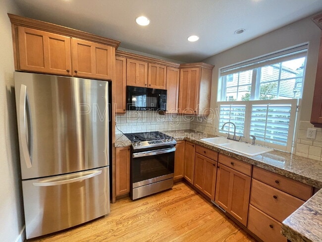 Building Photo - 10235 NW Edgewood Dr