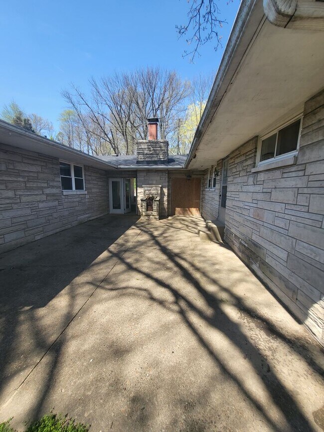 Building Photo - 507 Pfeiffer Rd