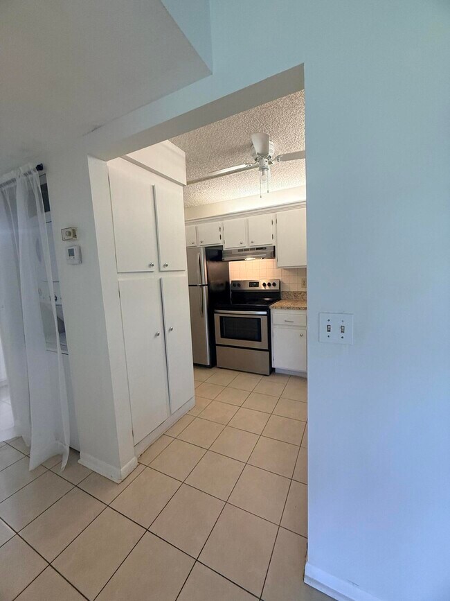 Building Photo - 703 Sunny Pine Way