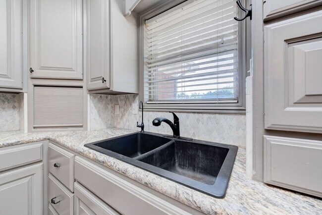 Building Photo - 3/2/2 in Excellent Location!