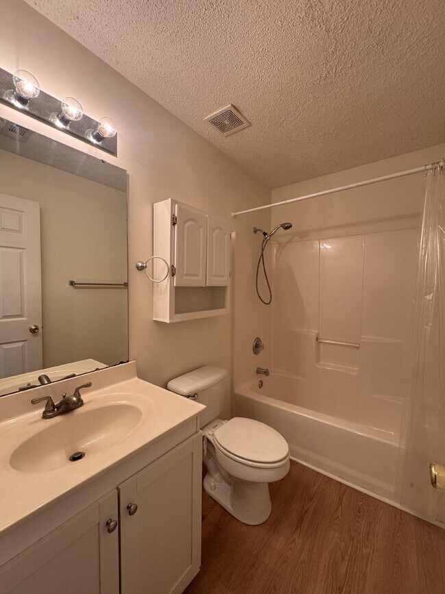 Building Photo - Spacious 3BR Home with Large Fenced Yard – Prime Simpsonville Location!