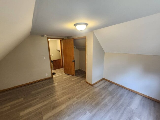 Building Photo - Charming 3-Bedroom Property in Prime Location