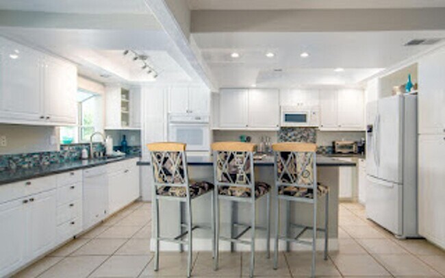 Building Photo - Racquet Club West, FURNISHED, Seasonal OR Long Term