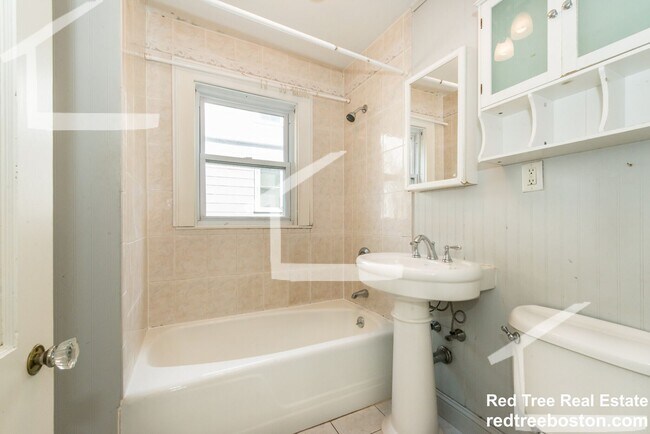 Building Photo - 9/1 Spacious Oak Square 4BR/2BA w/free laundry, parking, deck!